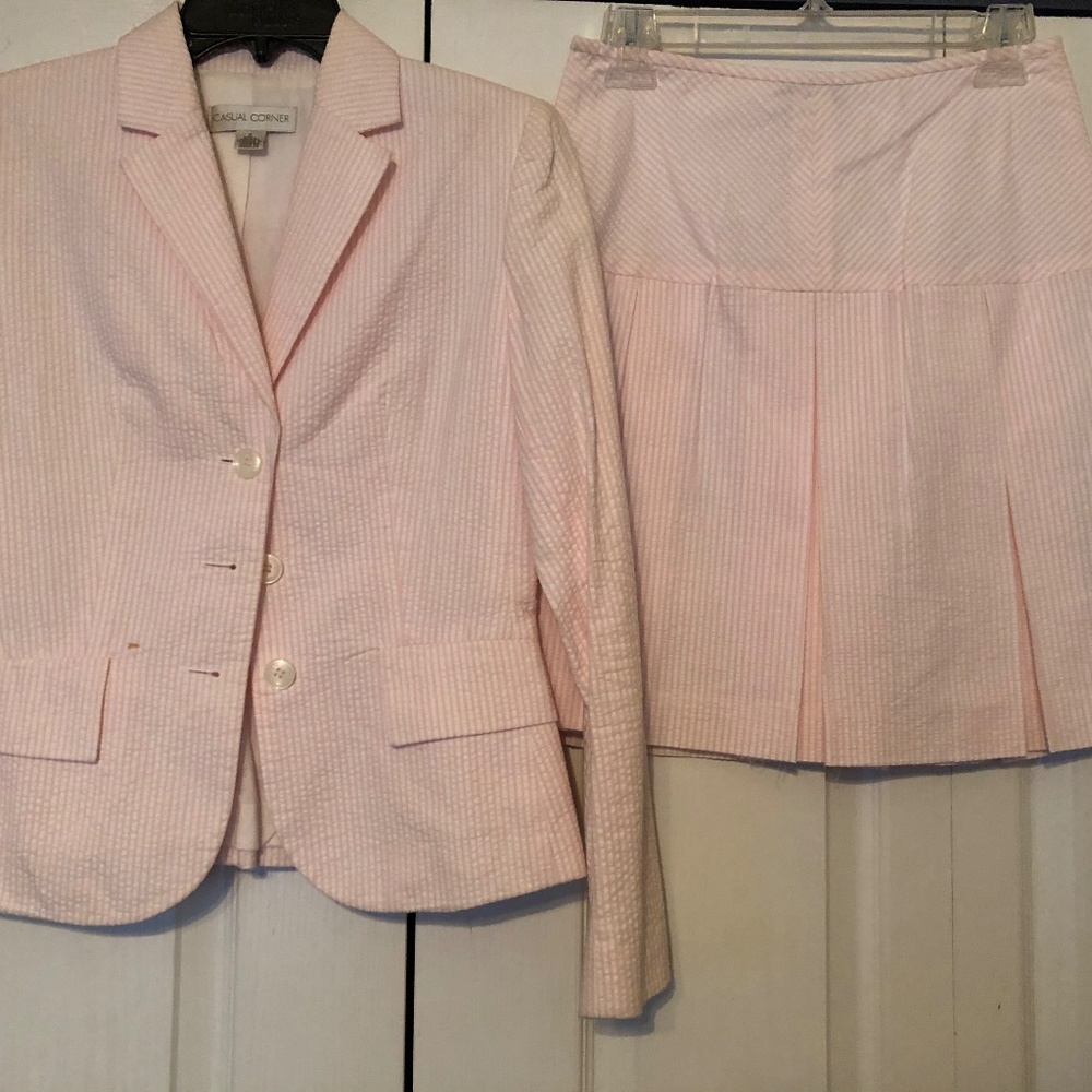Skirt suit